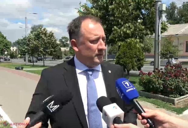 VIDEO // Cine sunt politicienii din R. Moldova care au venit la Ambasada Rusiei să sărbătorească cu vin și VODKA ziua națională a statului AGRESOR. Tauber: „Războiul a fost inițiat de Ucraina, SUA și UE”. Vasile Bolea, acuzat că pipăie jurnaliste