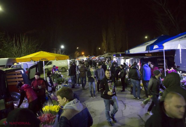 REPORTAJ FOTO // Piaţa de FLORI, luată cu asalt de bărbaţi în ajunul zilei de 8 Martie