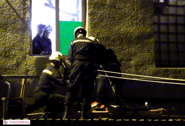 VIDEO // S-a aruncat de la etajul trei, pentru că mama nu i-a permis să meargă la plimbare