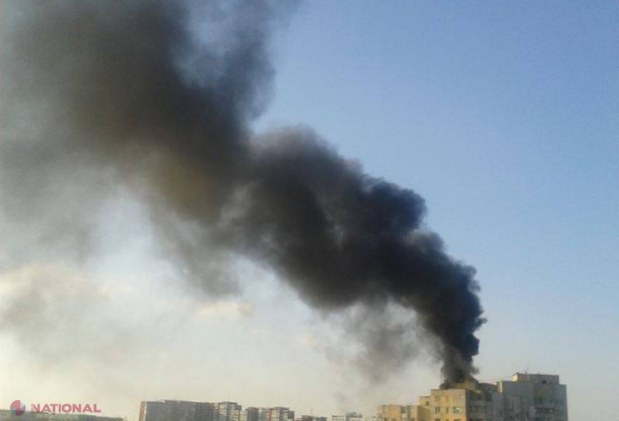 FOTO // O clădire din sectorul Botanica a luat FOC