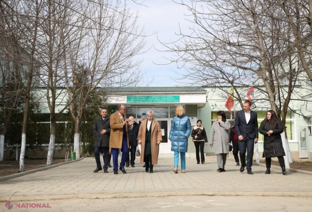 Ambasadorul României a inspectat lucrările de construcție a noului bloc de la singurul liceu cu predare în limba română din Comrat și a donat tablete copiilor nevoiași din Găgăuzia: „România a fost întotdeauna aproape de cetățenii R. Moldova”