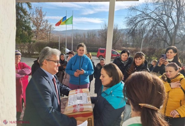 GALERIE FOTO // Elevii Liceului Teoretic „Orizont”, filiala Buiucani, în rol de Moș Nicolae pentru copiii din Vorniceni, raionul Strășeni. Camionul cu DARURI a ajuns la destinație