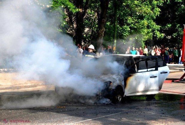INCENDIU pe strada Vasile Alecsandri din capitală. O mașină A LUAT FOC din mers
