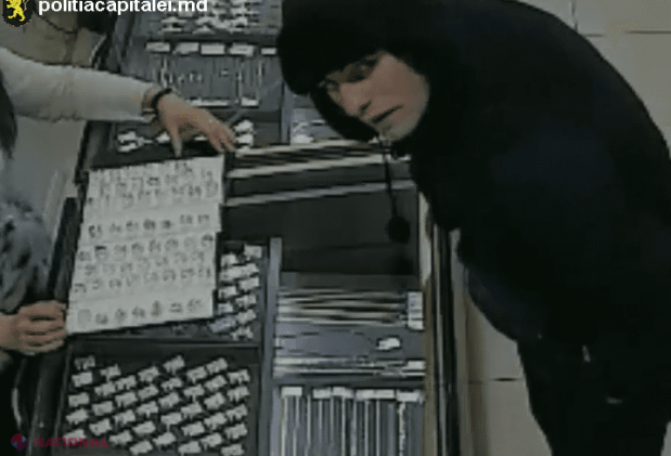 Poliția nu a dat de urmele celui care a JEFUIT un magazin de bijuterii din centrul Chișinăului și prezintă imagini mai CLARE: Îl recunoști?