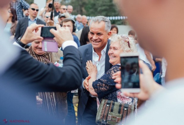 GALERIE FOTO // Plahotniuc a fost în centrul atenției în Scuarul Catedralei. A mâncat terci de hrișcă și a făcut o baie de mulțime. Ce mesaj a transmis de 9 MAI