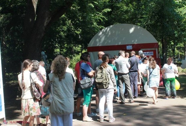 FOTO // Au stat la coadă pentru a face acest gest de LĂUDAT. Au fost răsplătiți cu cireșe