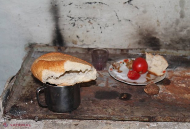 FOTO // Copilărie cu guzgani, muște și mizerie