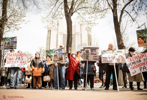 Partidul „ȘOR”, un nou flashmob la Parlament: „Milionarii din PAS ne-au dus de nas”. Protestatarii așteaptă soluții pentru depășirea crizei