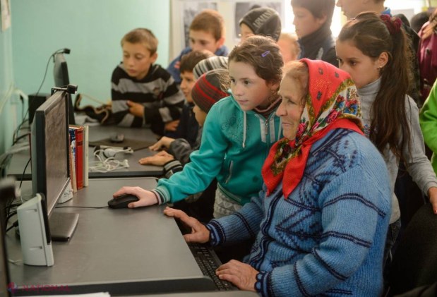 FOTO IMAGINI INCREDIBILE! Cum lecturează vârstnicii în bibliotecile din R. Moldova
