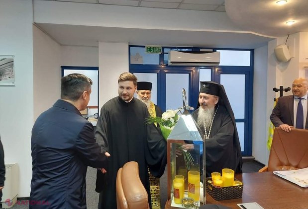 FOTO // Înaltpreasfințitul Petru, Arhiepiscop al Chișinăului, Mitropolit al Basarabiei și Exarh al Plaiurilor, a adus Focul Haric de la Iași
