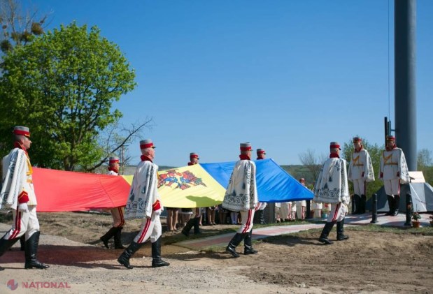 REPORTAJ FOTO // Drapel uriaş pe cel mai înalt deal din R. Moldova