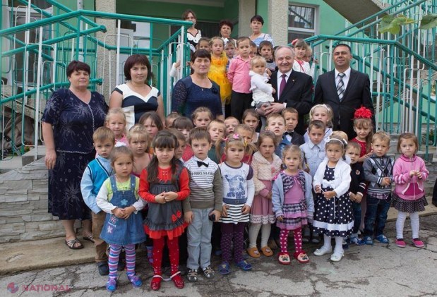 REPORTAJ FOTO // Președintele Timofti și-a retrăit PRIMUL SUNET la școala din sat