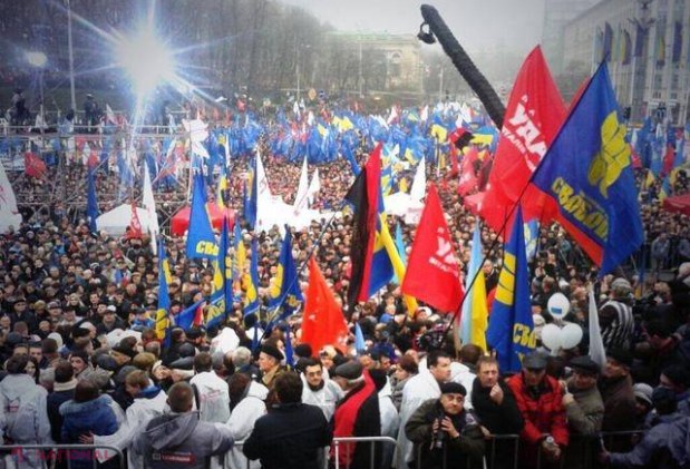 VIDEO, FOTO // Revoluţia portocalie se repetă la Kiev? Mii de ucraineni manifestează în favoarea apropierii de UE