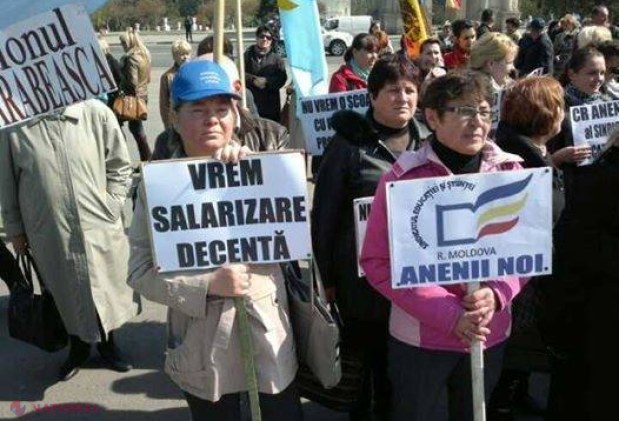 Circa 200 de profesori au ieșit la proteste