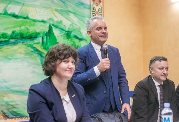FOTO // Oamenii din Grozești și-au făcut cu greu loc în sală, la întâlnirea cu consăteanul Vlad Plahotniuc: „Oamenii știu că eu le-am rămas mereu aproape”
