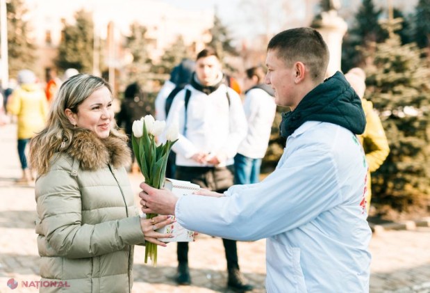 FOTO // Mii de lalele și cutii cu bomboane pentru doamnele din Orhei din partea Partidului „ȘOR”