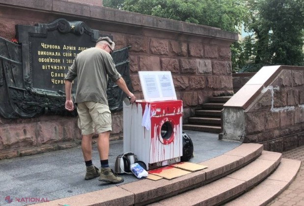 FOTO // Protest inspirat la Cernăuți față de războiul din Ucraina. „Lucrarea de artă” amplasată în fața monumentului soldatului sovietic
