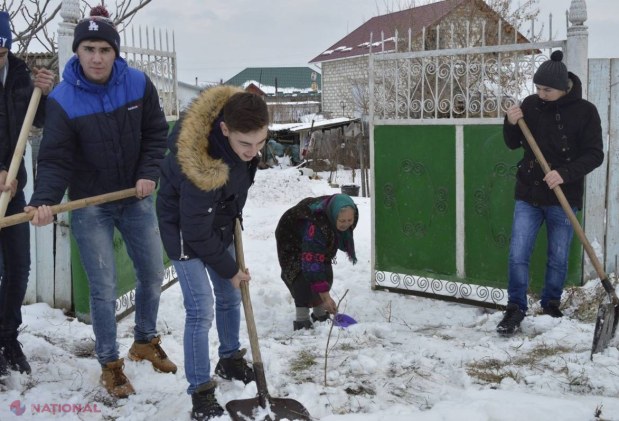 EXEMPLU // Tinerii din Ruseștii Noi au DESZĂPEZIT 20 de gospodării ale bătrânilor din localitate