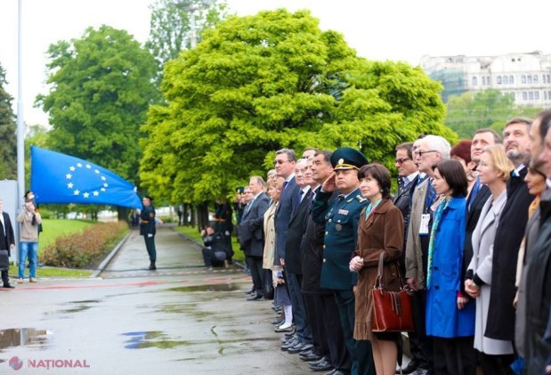FOTO // Drapelul UE și tricolorul, arborate în fața Guvernului de Ziua Europei