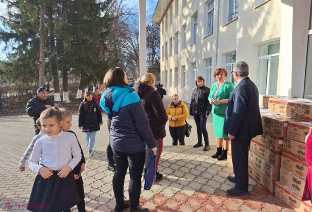 GALERIE FOTO // Elevii Liceului Teoretic „Orizont”, filiala Buiucani, în rol de Moș Nicolae pentru copiii din Vorniceni, raionul Strășeni. Camionul cu DARURI a ajuns la destinație
