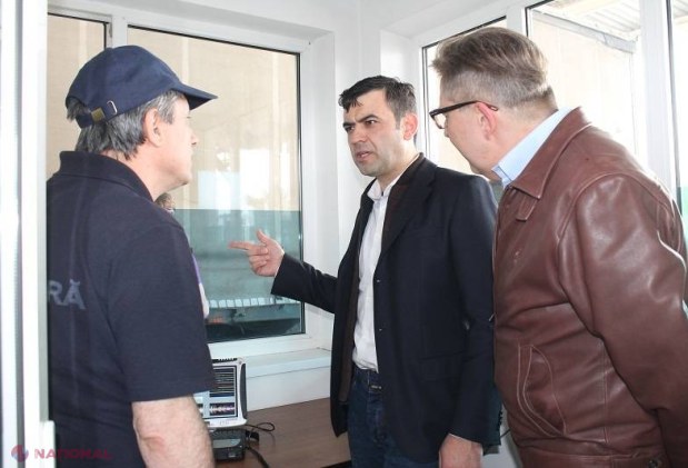 FOTO // Premierul Chiril Gaburici, în rol de polițist de frontieră, la un an de la abolirea vizelor în ţările UE
