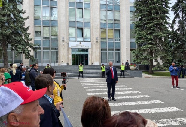 FOTO // Deputații Partidului „ȘOR” și ai PCRM au cerut DEMISIA Guvernului, în cadrul unui flashmob