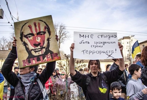 GALERIE FOTO // Arcul de Triumf din centrul Chișinăului, iluminat în culorile drapelului ucrainean. Marș al solidarității în capitala R. Moldova, la doi ani de la invazia militară a Rusiei în statul vecin