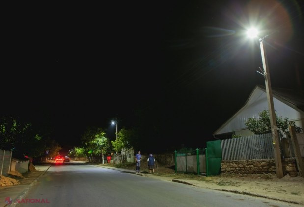 FOTO // Echipa lui Ilan Șor continuă proiectele de iluminare stradală. De lumină se bucură și satele Toceni și Bălășești
