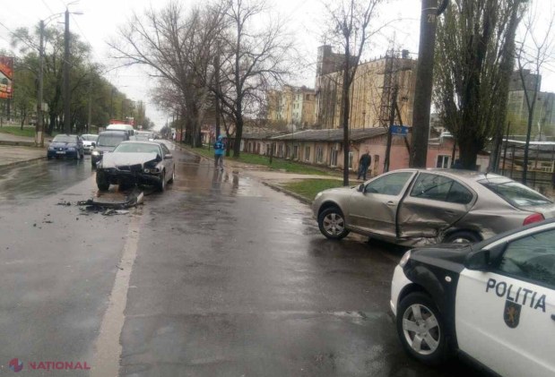 În plin centrul Chișinăului: Un biciclist și o femeie care traversa strada pe trecerea de pietoni, LOVIȚI de automobile