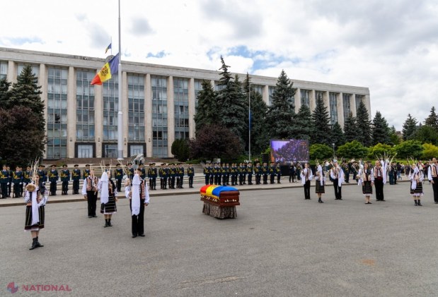 GALERIE FOTO // Primul PREȘEDINTE al R. Moldova, petrecut pe ultimul drum. Sute de oameni, inclusiv actualul șef al statului Maia Sandu și foștii președinți Lucinschi, Voronin și Timofti, i-au adus un ultim omagiu lui Mircea Snegur
