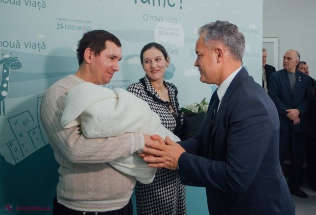 FOTO // Vlad Plahotniuc a fost la maternitate: „Echipa noastră a spus „Bun venit pe lume!” la peste 12.000 de micuți”
