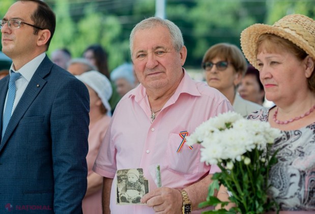 VIDEO // Flori, lumânări, clopote și discursuri în memoria victimelor deportărilor staliniste, la Chișinău. Maia Sandu: „Federația Rusă, moștenitoarea de drept a URSS, nu și-a asumat niciodată responsabilitatea pentru aceste tragedii ale trecutului”