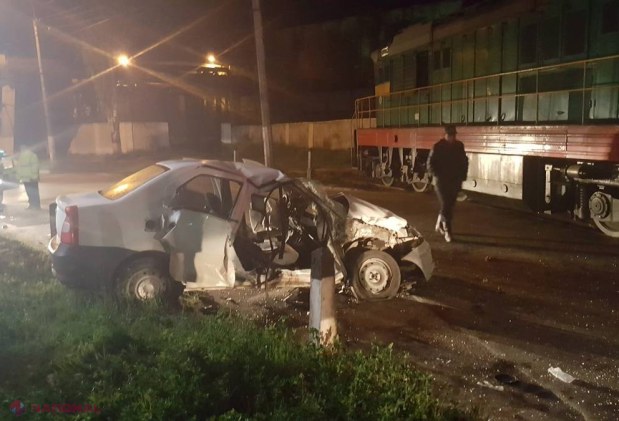 FOTO // Mașină SPULBERATĂ de tren în această dimineață în Chișinău. Două persoane au ajuns la spital