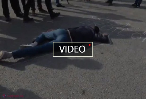VIDEO // Tânăr „mort”, în centrul Chișinăului: Victimele protestelor de la 7 aprilie 2009, comemorate în Piața Marii Adunări Naționale 
