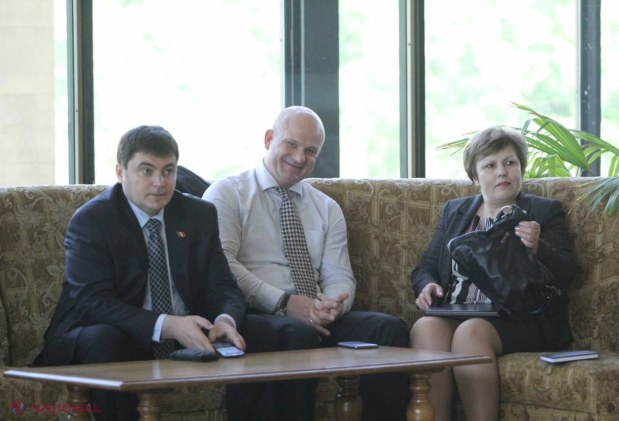 Doi DEPUTAȚI afirmă că CINEVA a încercat să-i „CUMPERE”, pentru a lăsa fără majoritate parlamentară actuala Coaliție