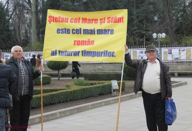 FOTO // Jerbe și cântece patriotice în fața monumentului lui Ștefan cel Mare și Sfânt de Ziua Unirii