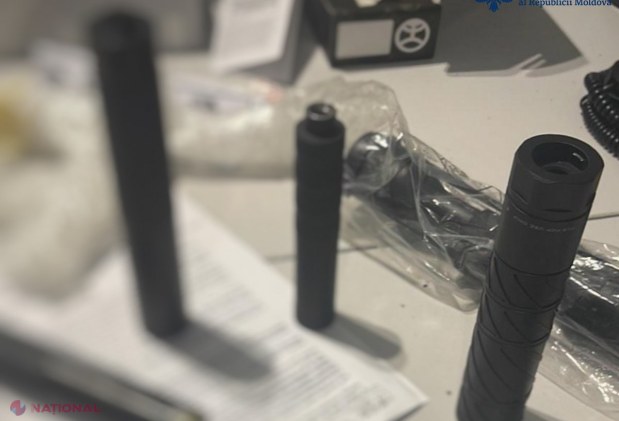 FOTO // Un libanez s-a prezentat la Aeroportul Internațional Chișinău cu șase amortizoare și un dispozitiv optic pentru ARME