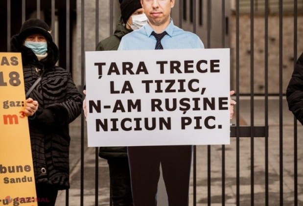 FOTO // Maia Sandu și Igor Grosu, HUIDUIȚI în fața „Moldovagaz”, la o acțiune de protest organizată de Partidul „ȘOR”. Nu au scăpat nici șefii de la „Moldovagaz”, care „se scaldă în salarii grase”