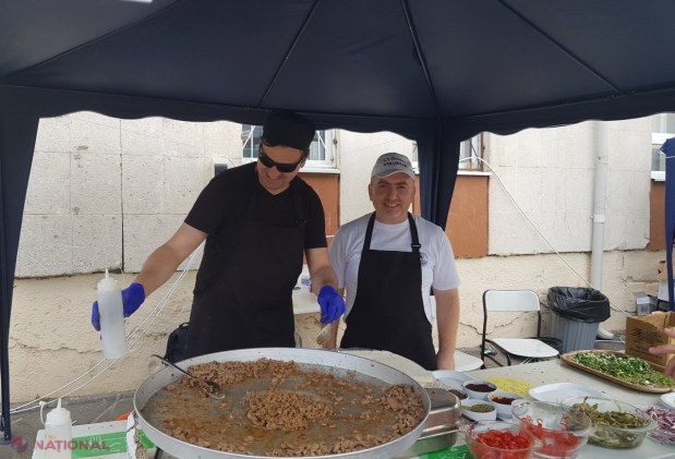 GALERIE FOTO // Festin GASTRONOMIC de excepție, organizat de Liceul „ORIZONT”. Profesorii turci s-au transformat în MASTERSHEFI pentru o cauză nobilă. Banii obținuți vor fi folosiți pentru susținerea persoanelor din familiile social-vulnerabile