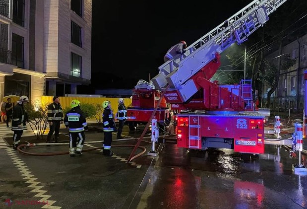 FOTO, VIDEO // INCENDIU de proporții, pe ploaie, în Chișinău: Toţi pompierii din capitală, mobilizaţi la stingerea flăcărilor unei clădiri