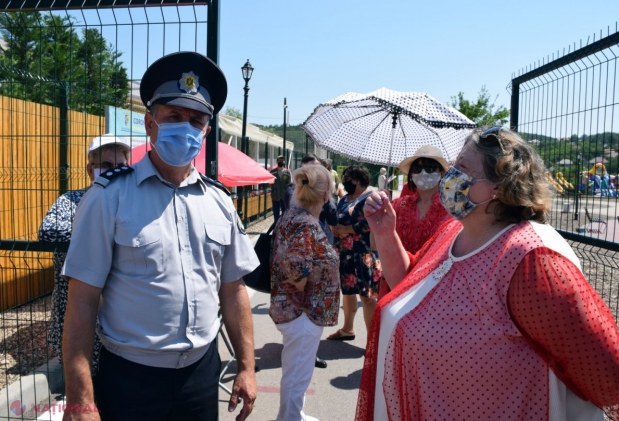 VIDEO // UPDATE: „OrheiLand” rămâne DESCHIS, după aproape două ore de NEGOCIERI cu poliția - „Victorie”. „Dodon luptă împotriva copiilor”. Cetățenii protestează la „OrheiLand” împotriva închiderii parcului