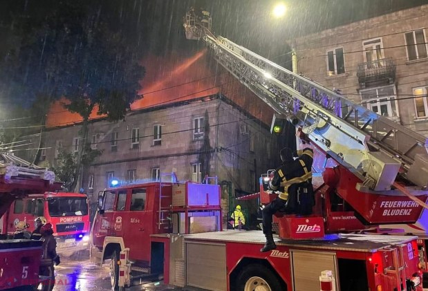 FOTO, VIDEO // INCENDIU de proporții, pe ploaie, în Chișinău: Toţi pompierii din capitală, mobilizaţi la stingerea flăcărilor unei clădiri