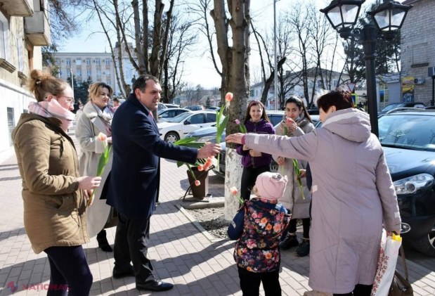 FOTO // Urări de bine și mii de flori au fost împărțite femeilor din orașul și raionul Orhei, precum și în alte localități din țară, de către echipa lui Ilan Șor