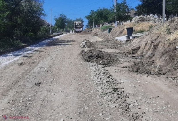FOTO // Echipa Partidului „ȘOR” continuă reparația drumurilor din Taraclia