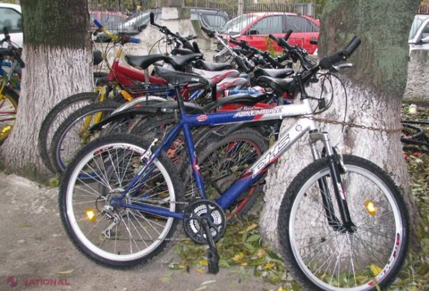 Să fiți atenți unde și cum vă lăsați bicicleta! Cum sustrăgea un individ BICICLETE din capitală