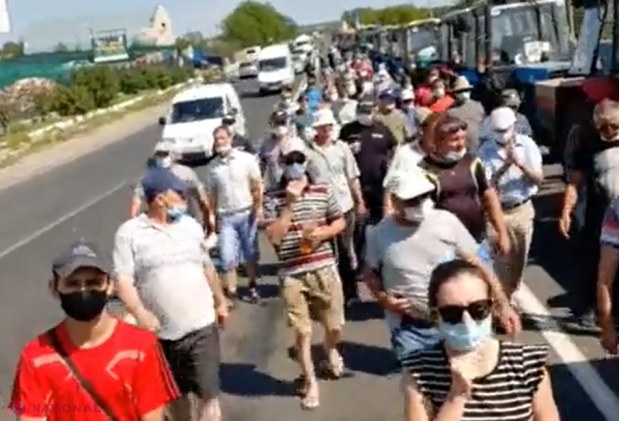 UPDATE, VIDEO // MAI a adus MASCAȚII să-i oprească pe FERMIERI. Agricultorii NU sunt lăsați să intre în Chișinău, sub podul de la Telecentru. În semn de protest au BLOCAT traseul național Chișinău - Hâncești