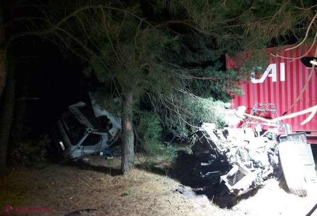Accident cu MORŢI pe traseul Chișinău - Leuşeni: Băgaţi în mormânt de un şofer angajat într-o depăşire neregulamentară