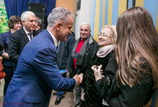 FOTO // Oamenii din Grozești și-au făcut cu greu loc în sală, la întâlnirea cu consăteanul Vlad Plahotniuc: „Oamenii știu că eu le-am rămas mereu aproape”