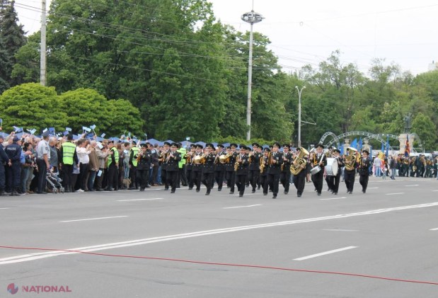 FOTO // Ziua Europei, marcată cu FANFARE și DANSURI în centrul Chișinăului!