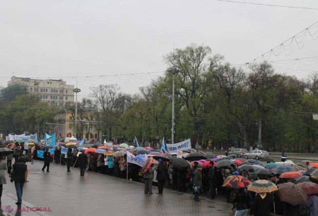 FOTO // Profesorii au ieșit în stradă a treia zi